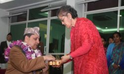 पूर्व राजाले बहिनी शारदाका हातबाट टिका लगाउने