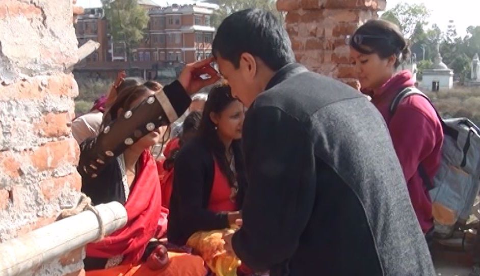 दिदीबहिनी नहुनेले रानीपोखरीमा भाइटीका लगाए