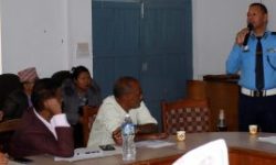 गृह मन्त्रालयका ट्राफिक नियम बुझाउँदै ट्राफिक प्रहरी