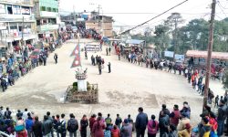 सडक अलपत्र छोड्दा ठेकेदार विरुद्ध प्रदर्शनमा उर्लिए दोलखाबासी