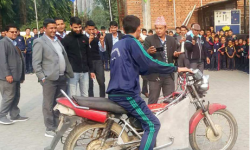 कक्षा ९ मा अध्ययनरत विद्यार्थीले बनाए पेट्रोलबिनै चल्ने मोटरसाइकल