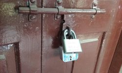 प्रहरीलाई भित्रै थुनेर महिलाले लगाइदिए चौकीमा ताला