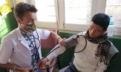 वडाध्यक्षलाईनै बोक्साको आरोपमा जुत्ताको माला लगाउदै मलमुत्र खुवाउने प्रयास