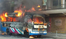 ठक्कर दिने गाडी एउटा, पशुपति क्याम्पसका विद्यार्थीले जलाइदिए अर्काे गाडी