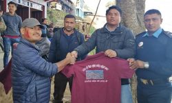 सवारी चालकलाई टी शर्ट वितरण