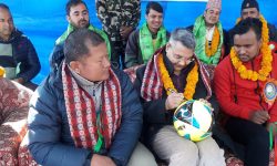 उद्घाटनको अवसरमा फुटबलमा हस्ताक्षर गर्दै मन्त्री बाँस्कोटा