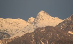 ताप्लेजुङको सदरमुकाम फुङलिङबाट आईतबार विहान देखिएको  हिमालको  दृश्य