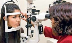 दुर्घटना कम गर्न ड्राइभरको आँखा जाँचिदै