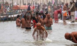 कोशी र कमला नदीमा नुहाउनेको भीड