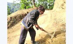 एक्लै पहाड फोडेर गाउँमा बाटो पु-याउने चन्द्रवीर
