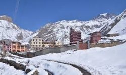 मनाङमा पन्ध्र घन्टासम्म निरन्तर हिमपात, सवारी ठप्प, खानेपानीको अभाव