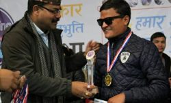 दृष्टिबिहिन विद्यार्थी बमबहादुरले हात पारे सुदूरपश्चिम स्पिकिङ आइडलको उपाधी