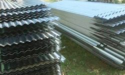 विपन्न परिवारका झुपडीका छाना फेरिँदै