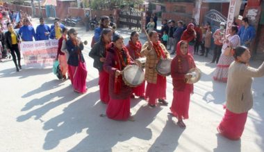 पञ्चेवाजा बजाउँदै महिला