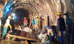 दोर्दीखोलाको सुरुङ मार्ग निर्माण कार्यमा व्यस्त  मजदुर