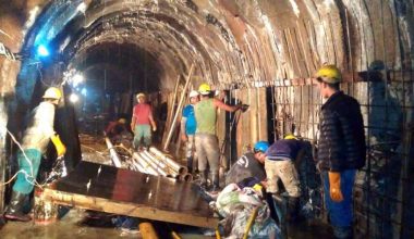 दोर्दीखोलाको सुरुङ मार्ग निर्माण कार्यमा व्यस्त  मजदुर