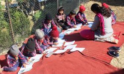 घाम तापेर अध्ययन गर्दै विद्यार्थी