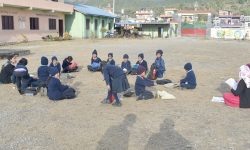 घाम तापेर पढ्दै विद्यार्थी ( फोटो )