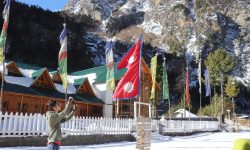 राष्ट्रिय झण्डाको तस्वीर खिंच्दै विदेशी