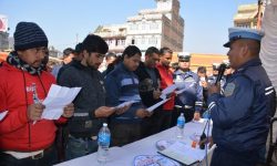 टिपर चालकलाई शपथ गराउँदै