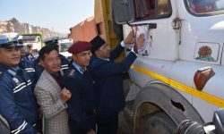 टिपरमा लोगो टाँस्दै प्रजिअ