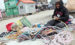 जीविकोपार्जनका लागि दाम्लो बाट्दै