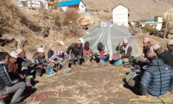 जुम्लाबासी मुढा बनाउँदै