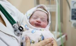 भेन्टिलेटरमा १२ दिन, अचेत महिलाले जन्माइन् स्वास्थ शिशु