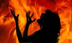 डोटीमा आगोले जलेकी महिलालाई हेलिकोप्टरमार्फत काठमाडौं ल्याइँदै