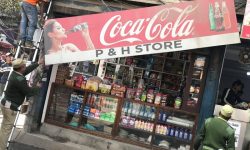 नेपाल खोज समाचार प्रभाव : ललितपुर महानगरले हटाउन थाल्यो होडिङ्ग बोर्ड