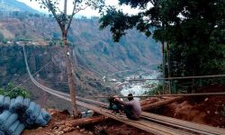 एशियाकै लामो झौलुङ्गे पुल एक वर्ष अगाडि निर्माण सकिदै