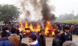 टिपरले किचेर धनुषामा युवकको मृत्यु, स्थानियद्वारा पूर्व–पश्चिम राजमार्ग अवरुद्ध