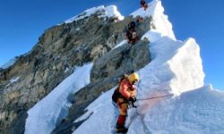 सगरमाथा  दिवसमा यस्तो देखियो सगरमाथा