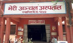 विरामीलाई नहेरी ढोकाबाट चेकजाँच गर्छन् डाक्टर