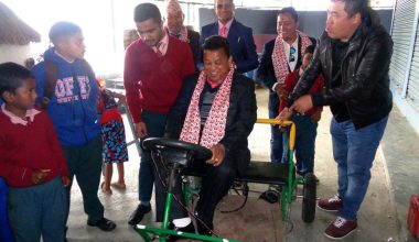 विद्यार्थीले बनाएको विद्युतबाट चल्ने गाडी