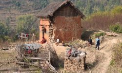 क्षतिग्रस्त घरमा भूकम्पपीडित