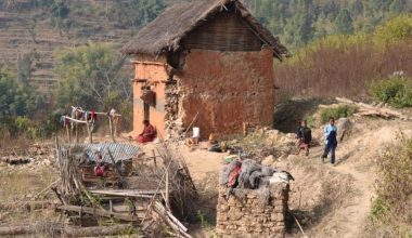 क्षतिग्रस्त घरमा भूकम्पपीडित