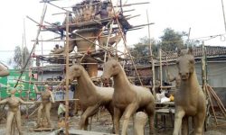 भगवान् विष्णुको मूर्ति निर्माण गर्दै मूर्तिकार