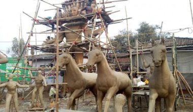 भगवान् विष्णुको मूर्ति निर्माण गर्दै मूर्तिकार