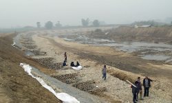 निर्माणाधीन तटबन्ध