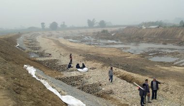 निर्माणाधीन तटबन्ध