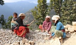 गिट्टी कुटेर आएको पैसाबाट परिवार पाल्दै