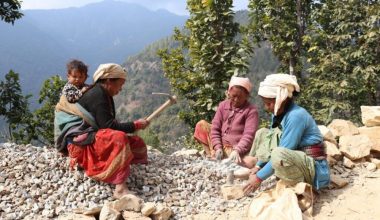 गिट्टी कुटेर आएको पैसाबाट परिवार पाल्दै