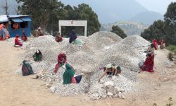 गिट्टी कुट्दै  महिला