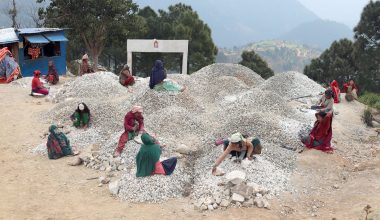 गिट्टी कुट्दै  महिला