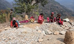 सुत्केरी भएको एक महिना भित्र गिट्टी कुट्दै