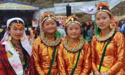 नृत्य प्रस्तुत गर्ने तयारीमा कलाकार