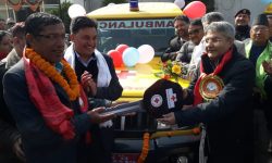 मन्त्री बाँस्कोटाद्वारा एम्बुलेन्स साँचो हस्तान्तरण