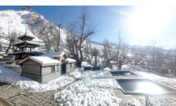 हिउँले मनमोहक बनाएको  मुक्तिनाथ मन्दिर