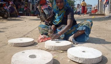 जाँतो बनाउँदै महिला